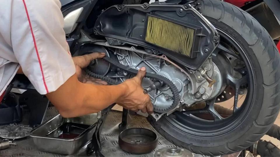 Apa Aman Mencuci Komponen CVT Pakai Air Sabun?
