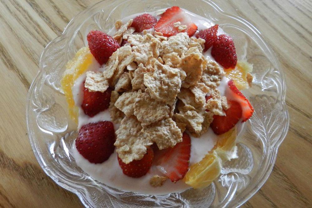 5 Cara Memilih Yogurt yang Cocok untuk Campuran Cornflakes Buah