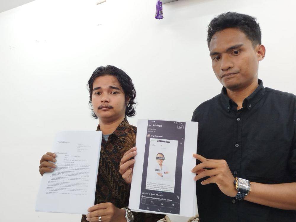 Kuasa hukum dr AY, Alwi Alu (kemeja hitam) saat ditemui awak media. (IDN Times/Rizal Adhi Pratama)