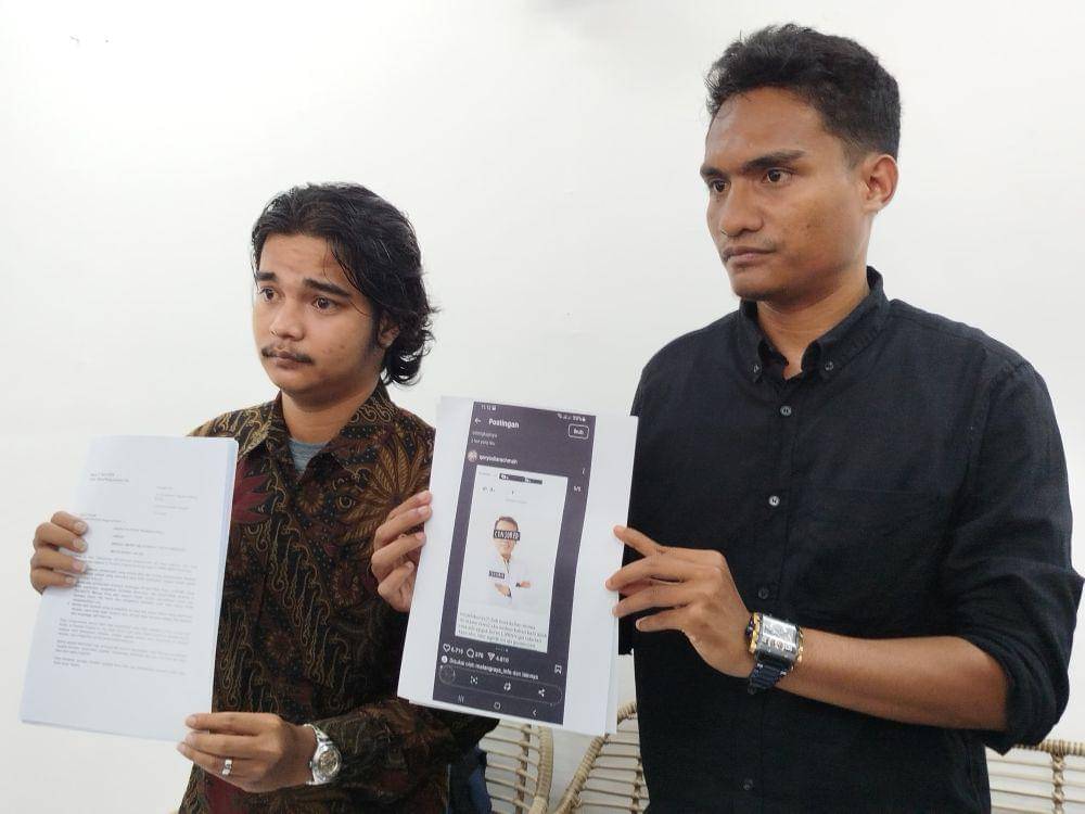 Kuasa hukum dr AY, Alwi Alu (kemeja hitam) saat ditemui awak media. (IDN Times/Rizal Adhi Pratama)