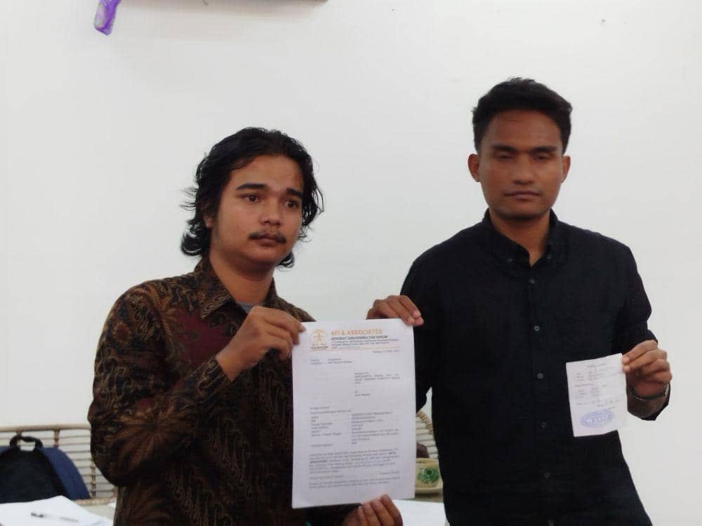 Kuasa hukum dr AY, Alwi Alu (kemeja hitam) saat ditemui awak media. (IDN Times/Rizal Adhi Pratama)