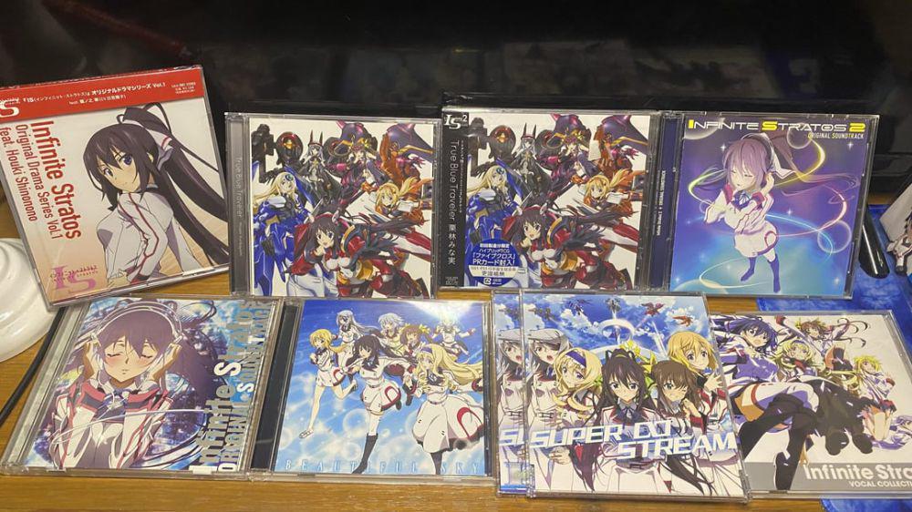 7 Koleksi Infinite Stratos, Kumpulan CD Anime hingga Gantungan Kunci!
