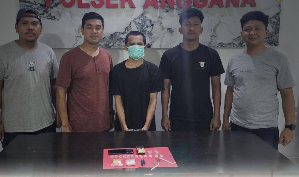 Kepolisian Sektor Anggana, Kukar, berhasil meringkus pengedar dengan barang bukti 12 paket sabu. (Dok. Polres Kukar)