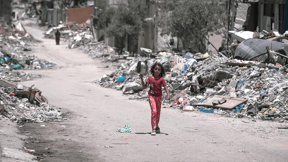 Seorang anak kecil berjalan di dalam Gaza selama perang Gaza-Israel untuk mendapatkan makanan (commons.wikimedia.org/Jaber Jehad Badwan)