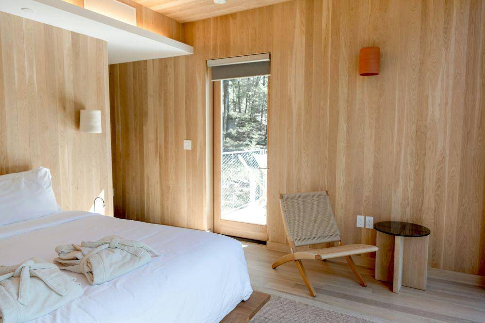 desain kamar cokelat muda (unsplash.com/Andrea Davis)
