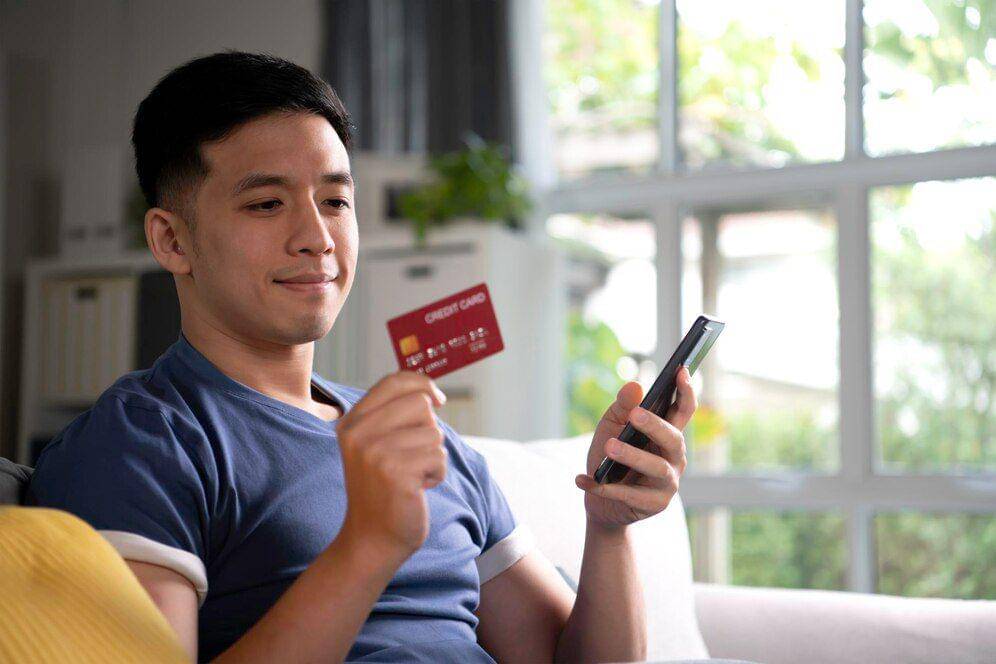 ilustrasi menggunakan kartu kredit