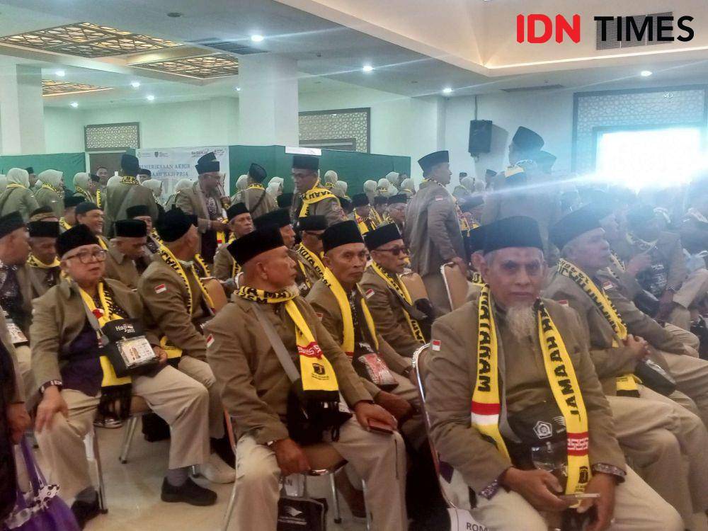 JCH NTB kloter 3 Embarkasi Lombok masuk Asrama Haji, Sabtu (3/5/2025). (IDN Times/Muhammad Nasir)