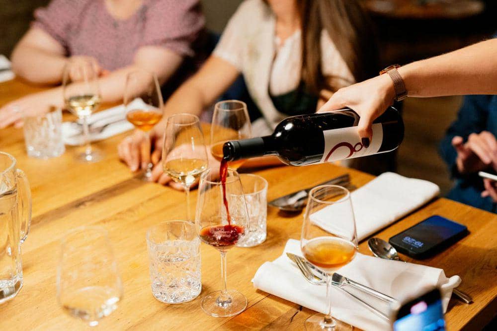 ilustrasi selebrasi dengan wine