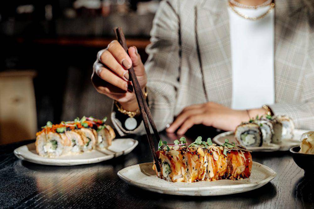 ilustrasi makan sushi dengan sumpit (pexels.com/Ivan Samkov)