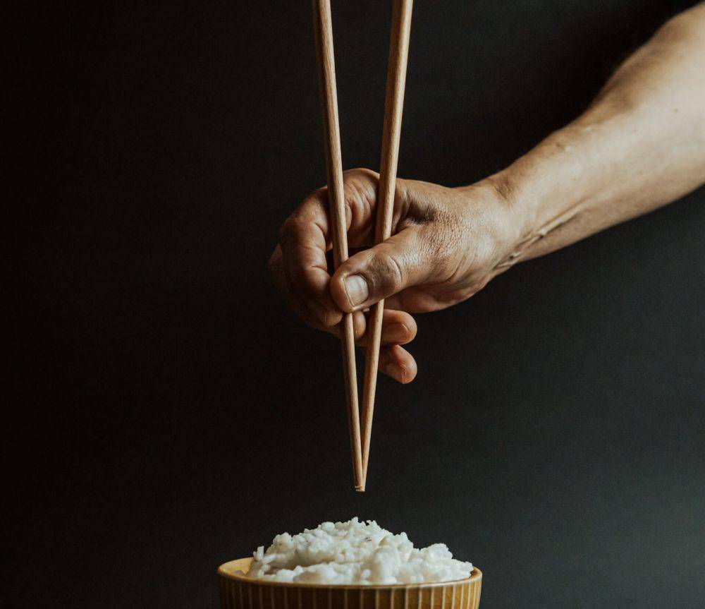 ilustrasi makan dengan sumpit (unsplash.com/A. C.)