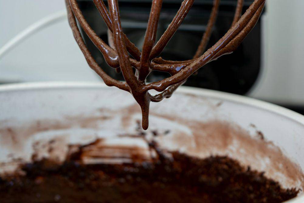 Ilustrasi adonan dari fudgy brownies shiny crust (unsplash.com/Felippe Lopes