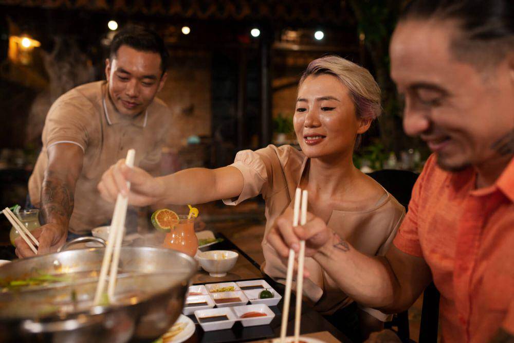 ilustrasi makan bareng (freepik.com/freepik)