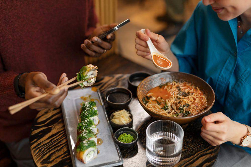 ilustrasi makan bareng (freepik.com/freepik)
