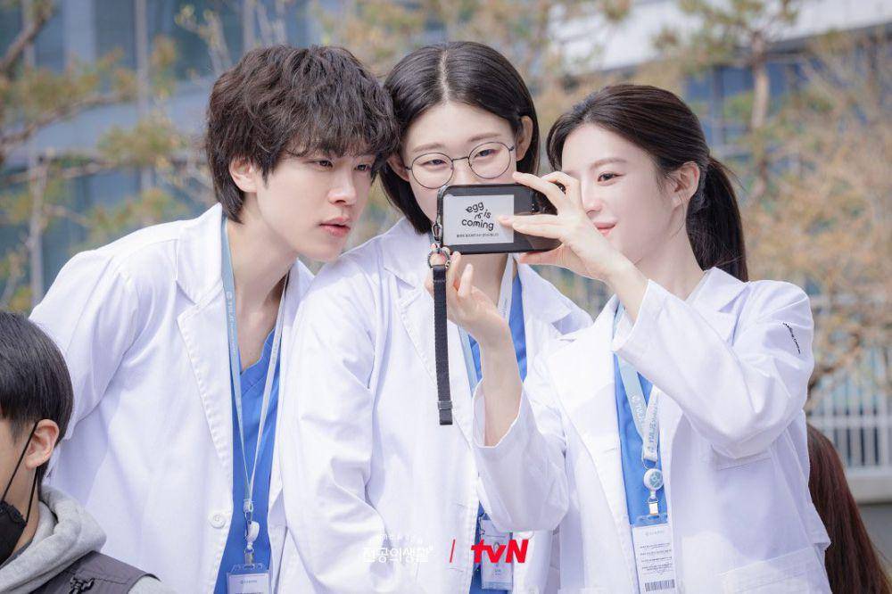 Kang You Seok, Han Ye Ji, dan Go Youn Jung di balik layar Resident Playbook (dok. tvN/Resident Playbook)