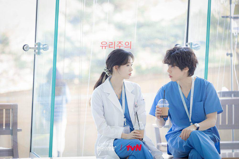 Shin Si A dan Kang You Seok di Resident Playbook (dok. tvN/Resident Playbook)