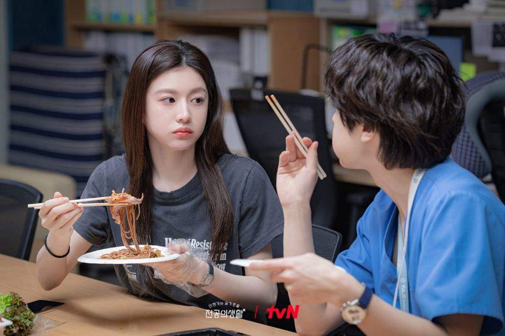 Go Youn Jung dan Kang You Seok di Resident Playbook (dok. tvN/Resident Playbook)