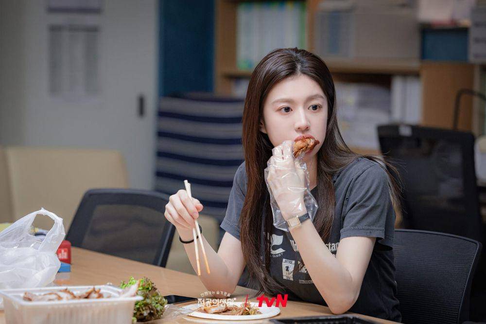 Go Youn Jung di Resident Playbook (dok. tvN/Resident Playbook)