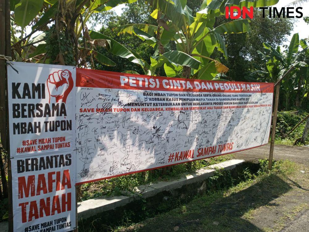 Spanduk warga dukung Mbah Tupon untuk memperjuangkan hak tanah. (IDN Times/Daruwaskita)