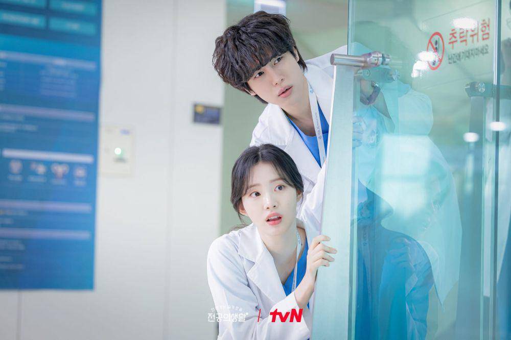 Shin Si A dan Kang You Seok di Resident Playbook (dok. tvN/Resident Playbook)