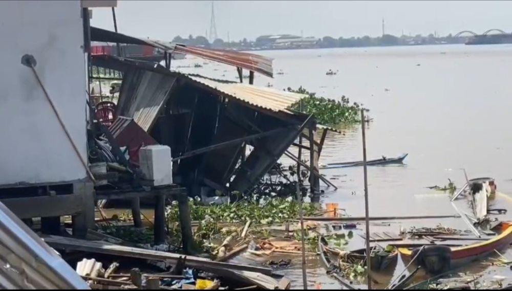 Cuaca Buruk, Tongkang Batu Bara Hantam Enam Rumah Warga Palembang