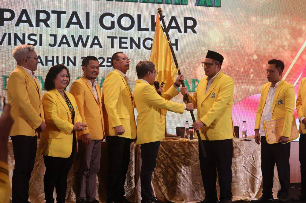 Ferry Wawan Cahyono sebagai ketua pelaksana memberika bendera simbol pergantian ketua kepada Mohammad Saleh pada Musda Golkar Jateng kesebelas yang diadakan di Hotel Po Semarang, Jalan Pemuda Kecamatan Semarang Tengah, Sabtu (3/5/2025). (IDN Times/Fariz Fardianto)