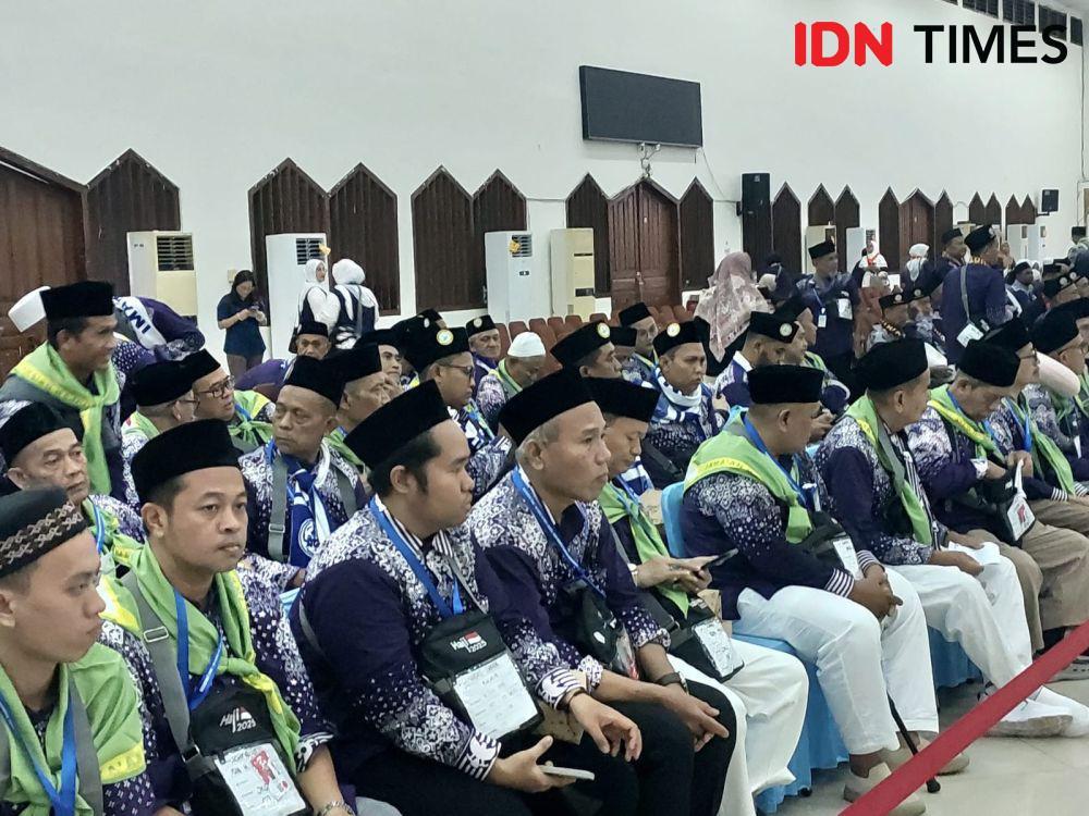 Calon jemaah haji pria di aula serba guna Asrama Haji Pondok Gede. (IDN Times/Santi Dewi)