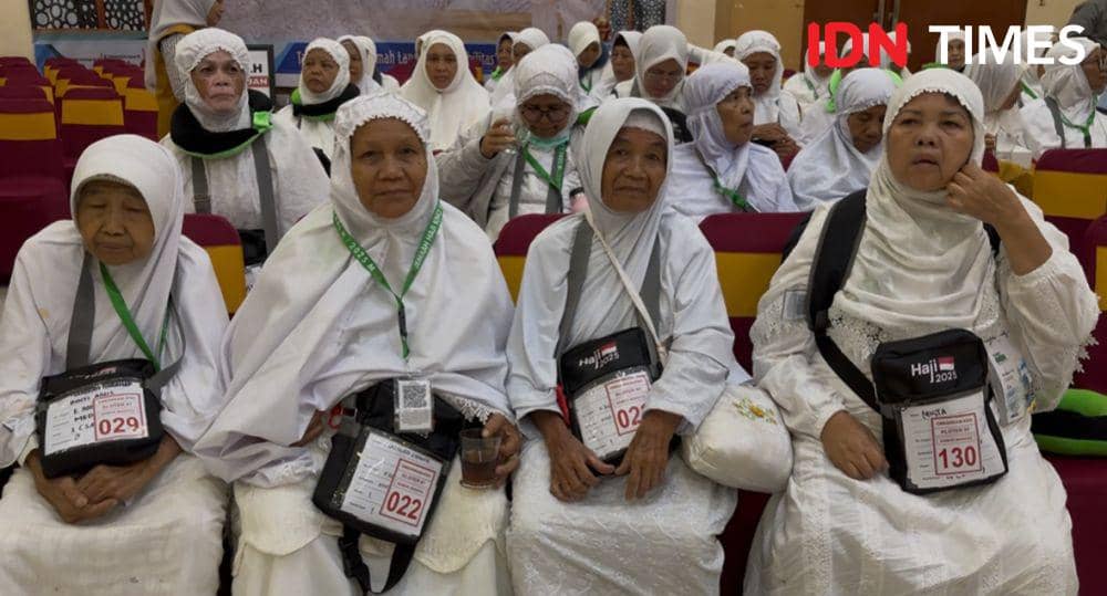 Suasana tiba jemaah calon haji kloter 1 asal Padangsidempuan di Asrama Haji Medan (IDN Times/Indah Permata Sari)