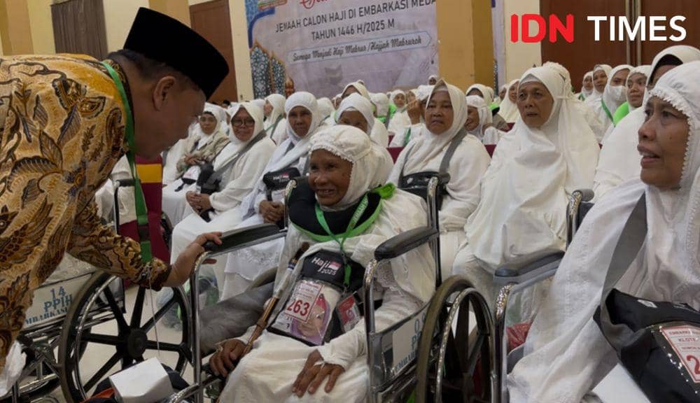 Suasana tiba jemaah calon haji kloter 1 asal Padangsidempuan di Asrama Haji Medan (IDN Times/Indah Permata Sari)