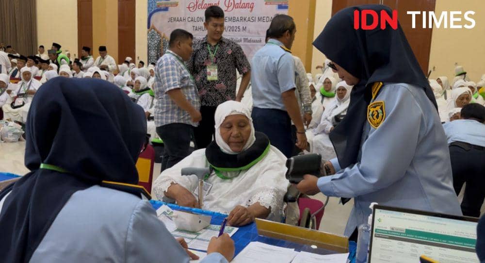 Suasana tiba jemaah calon haji kloter 1 asal Padangsidempuan di Asrama Haji Medan (IDN Times/Indah Permata Sari)