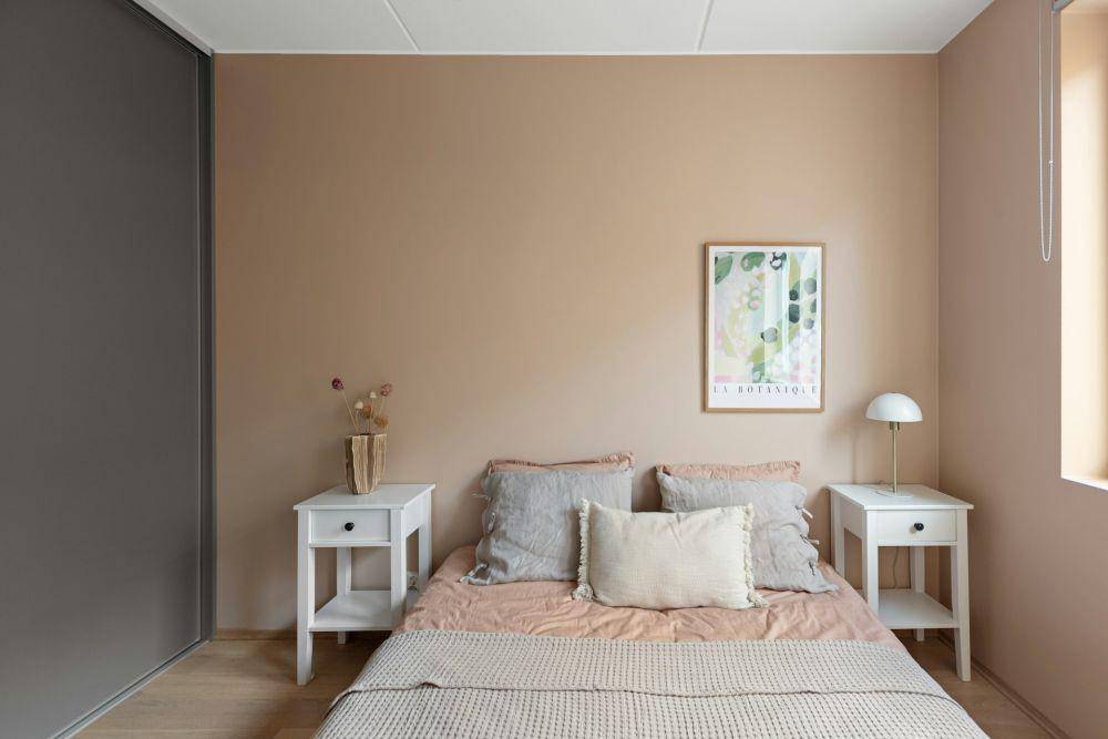 desain kamar cokelat nude (unsplash.com/lisa anna)