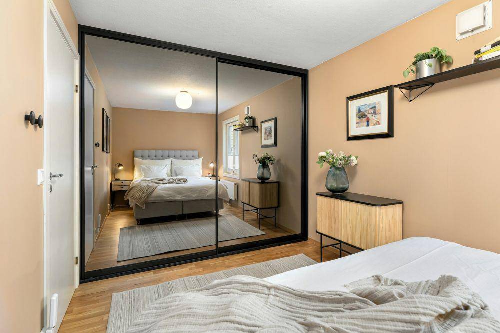 desain kamar cokelat muda (unsplash.com/lisa anna)