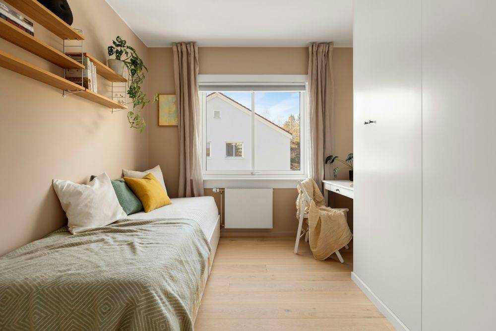 desain kamar cokelat muda (unsplash.com/lisa anna)