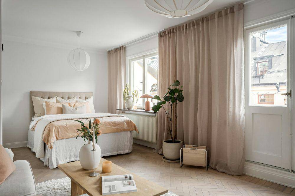 desain kamar cokelat muda (unsplash.com/Lisa Anna)