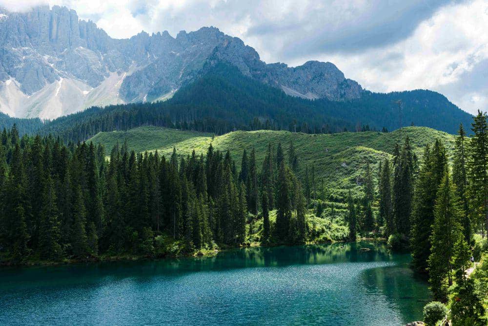 Ilustrasi danau dengan pemandangan yang indah (pexels.com/Duc Tinh Ngo)