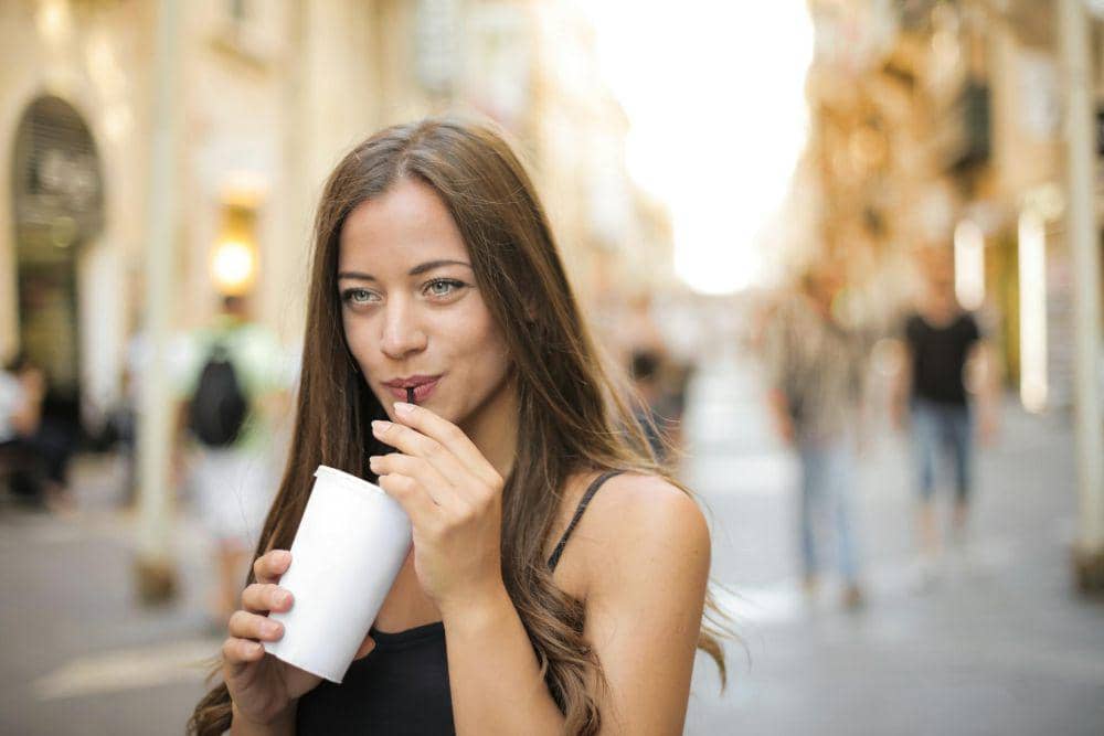 ilustrasi wanita minum kopi