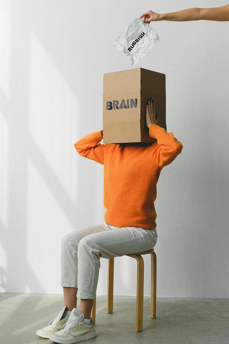 Ilustrasi otak yang berubah karena dipenuhi dengan trauma emosional (pexels.com/Shvets Production)