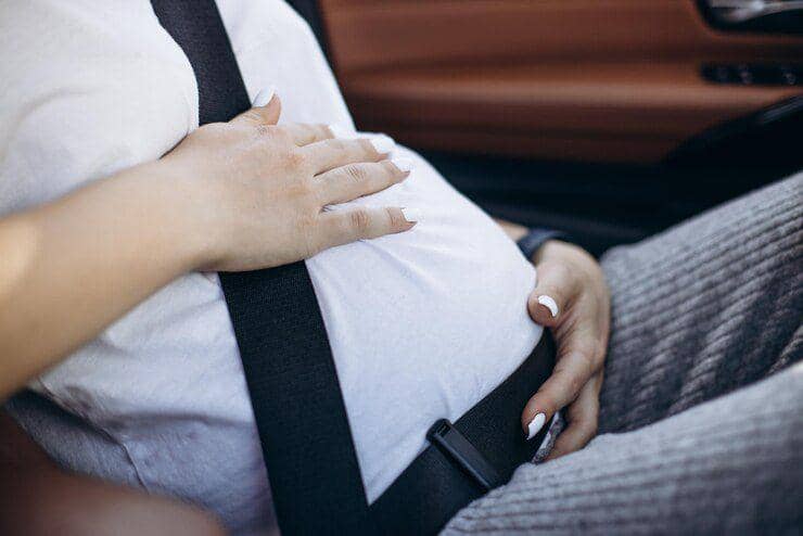 ilustrasi ibu hamil menggunakan sabuk pengaman (freepik.com/Petro Seniv 888)