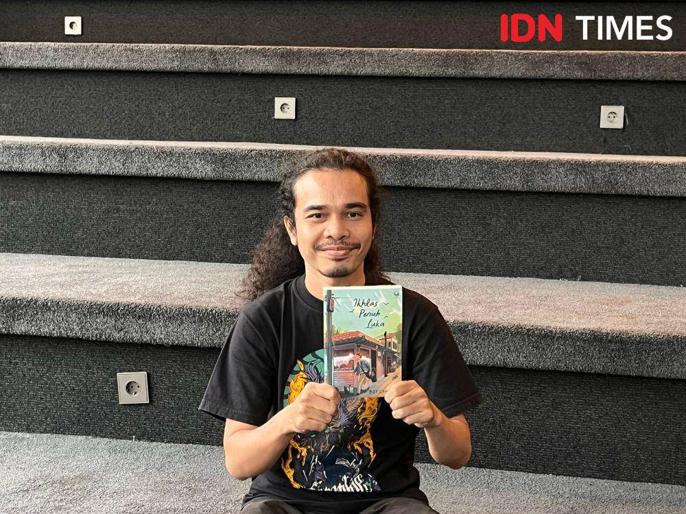 Media Visit Boy Candra untuk launching buku Ikhlas Penuh Luka pada Jumat (2/5/2025) di kantor IDN HQ, Jakarta Selatan (IDN Times/Nisa Zarawaki)