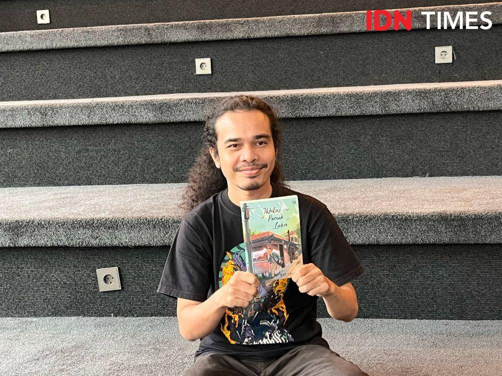 Media Visit Boy Candra untuk launching buku Ikhlas Penuh Luka pada Jumat (2/5/2025) di kantor IDN HQ, Jakarta Selatan (IDN Times/Nisa Zarawaki)