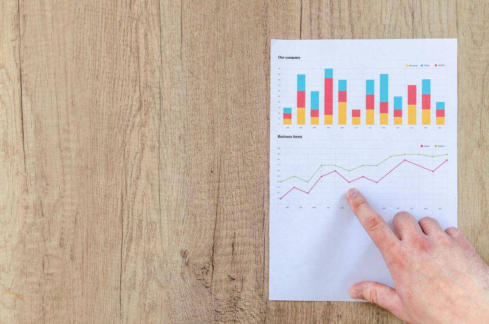 Grafik investasi (pexels.com/@goumbik)
