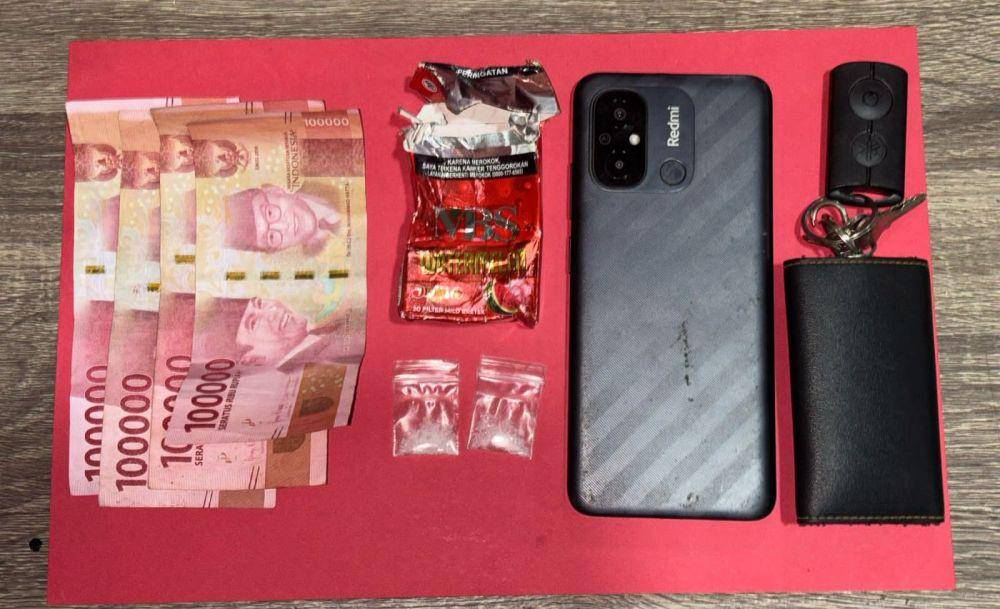 Sejumlah barang bukti yang berhasil disita polisi dari tangan S (29), termasuk dua paket sabu siap edar. (Dok. Polres Kubar)