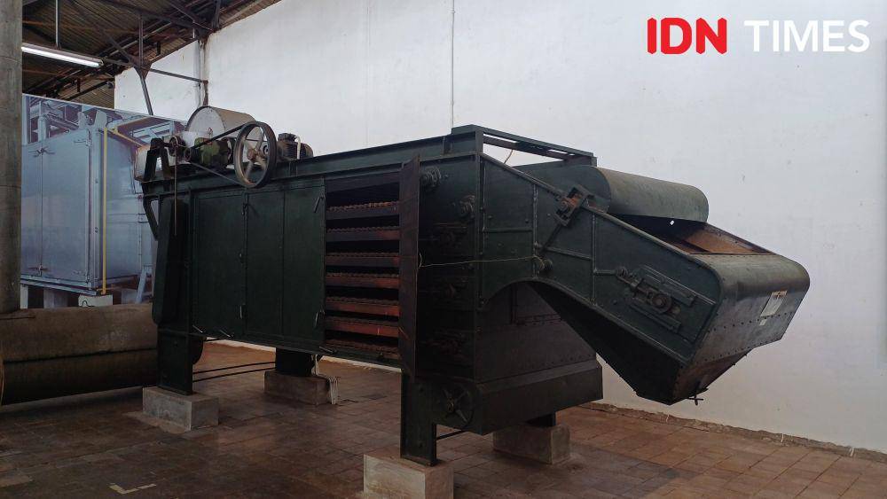 Potret mesin modern pabrik PT. Sinar Sosro Gunung Slamat, Slawi, Kabupaten Tegal, Jawa Tengah (IDN Times/Dhiya Awlia Azzahra)(IDN Times/Dhiya Awlia Azzahra)