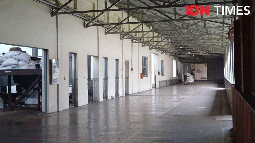 Potret lorong pabrik PT. Sinar Sosro Gunung Slamat, Slawi, Kabupaten Tegal, Jawa Tengah (IDN Times/Dhiya Awlia Azzahra)(IDN Times/Dhiya Awlia Azzahra)