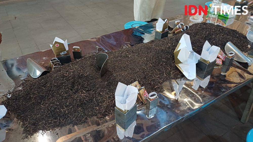 Potret pengemasan daun teh, PT. Sinar Sosro Gunung Slamat, Slawi, Kabupaten Tegal, Jawa Tengah (IDN Times/Dhiya Awlia Azzahra)(IDN Times/Dhiya Awlia Azzahra)