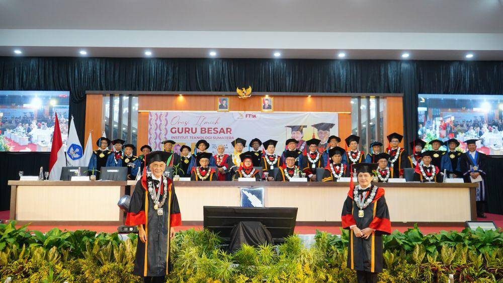 Institut Teknologi Sumatera (Itera) resmi menambah dua guru besar baru. Orasi ilmiah pengukuhan kedua guru besar tersebut digelar di Aula Gedung Kuliah Umum (GKU) 2, Sabtu (3/5/2025). (Dok. Itera).