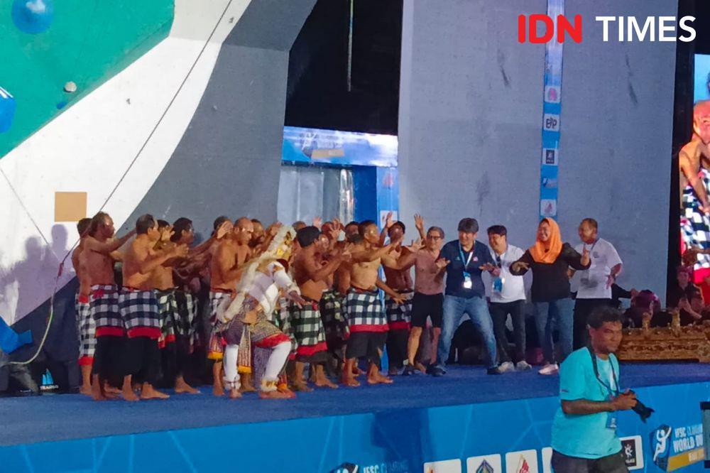 Rocky Gerung Buka Baju, Ikut Menari Kecak di Peninsula