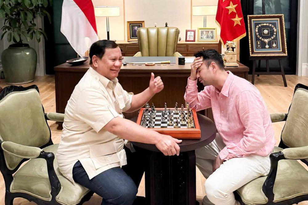 7 Potret Raffi Ahmad Main Catur dengan Prabowo, Dibuat Pusing!
