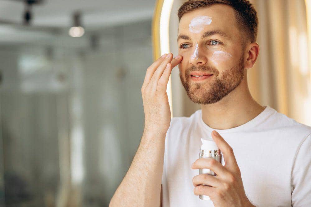 ilustrasi seorang pria memakai moisturizer pada wajah
