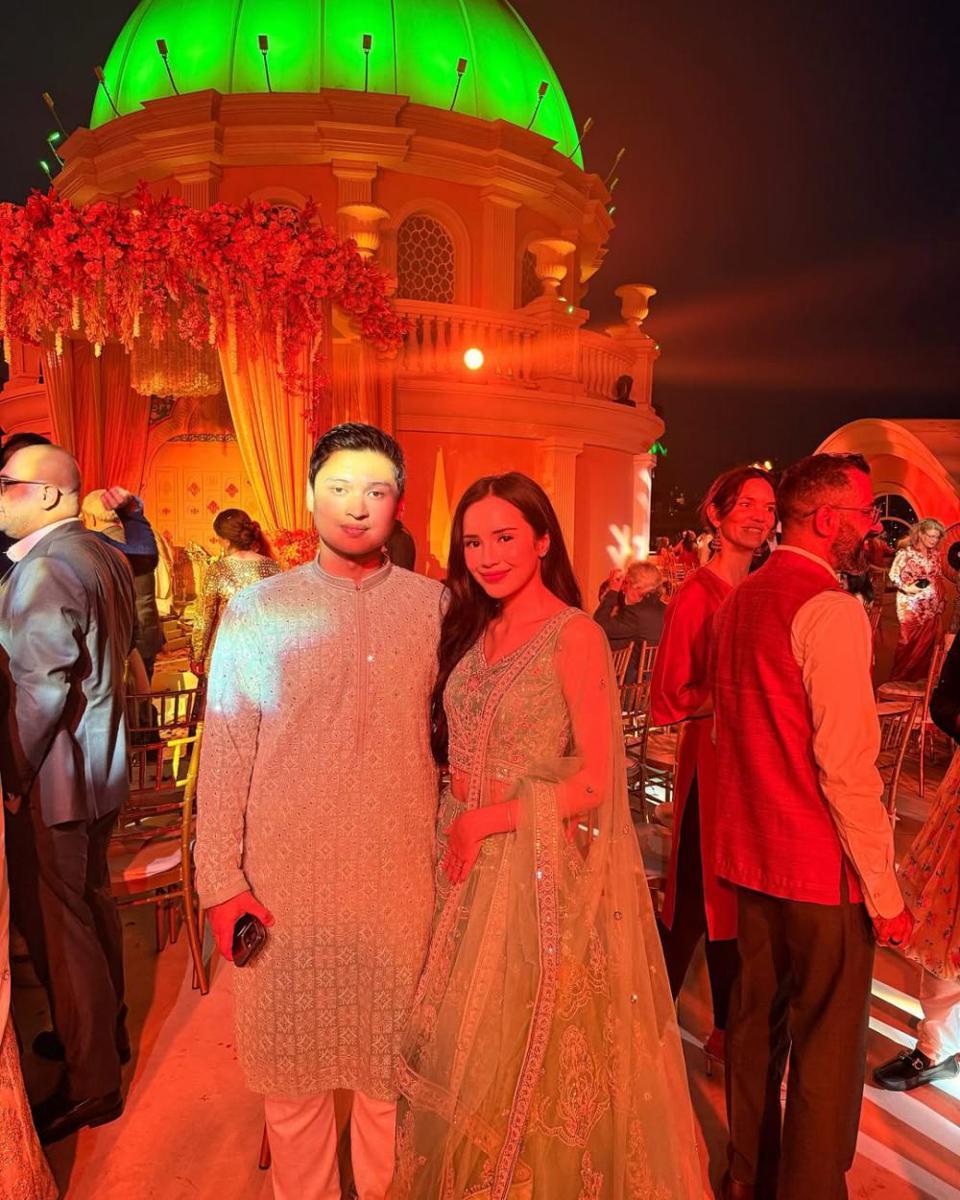 Beby Tsabina kondangan pakai baju India (Instagram.com/bebytsabina)
