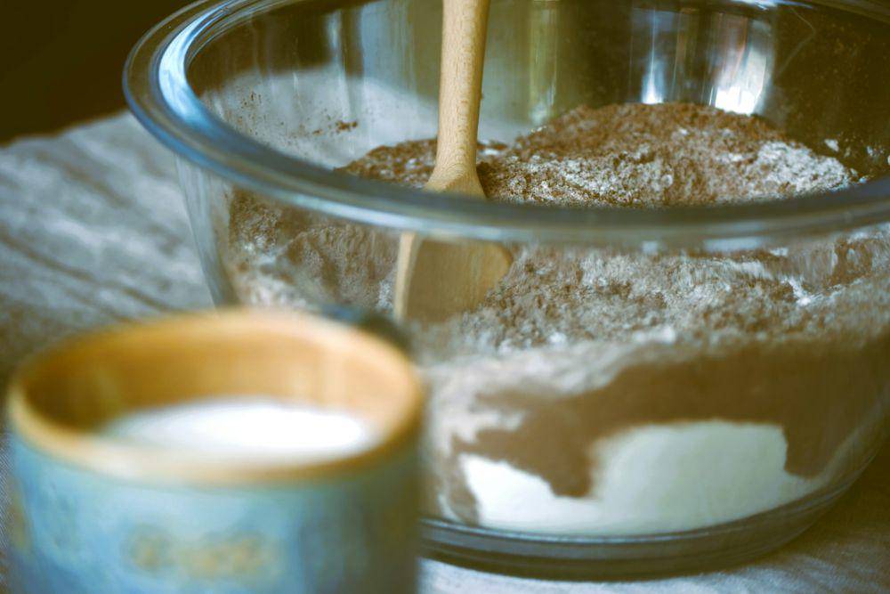 ilustrasi bahan-bahan fudgy brownies shiny crust (unsplash.com/Anna Auza)